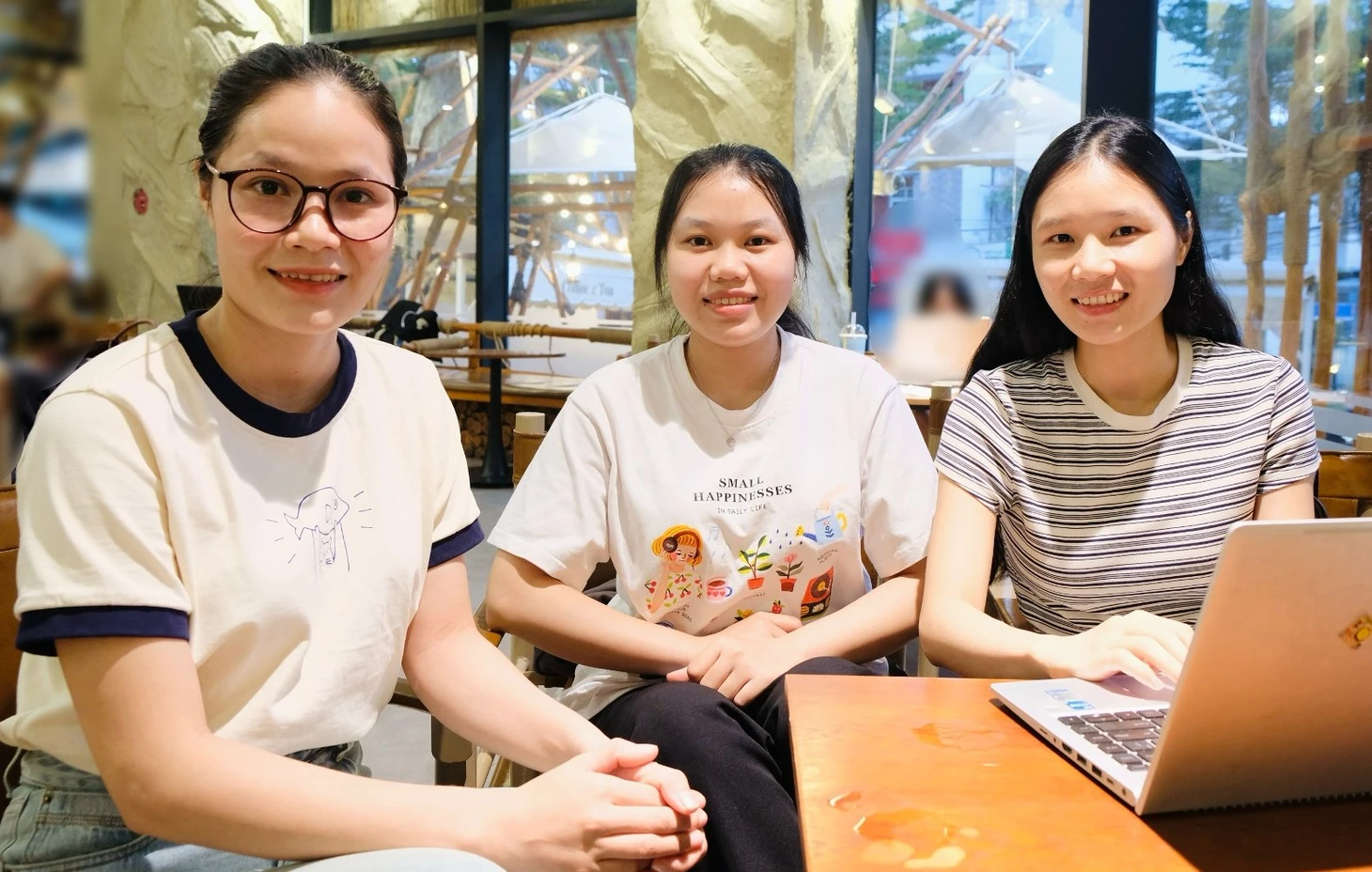 Gặp lại ba chị em cùng nhận học bổng Tiếp sức đến trường - Ảnh 1.