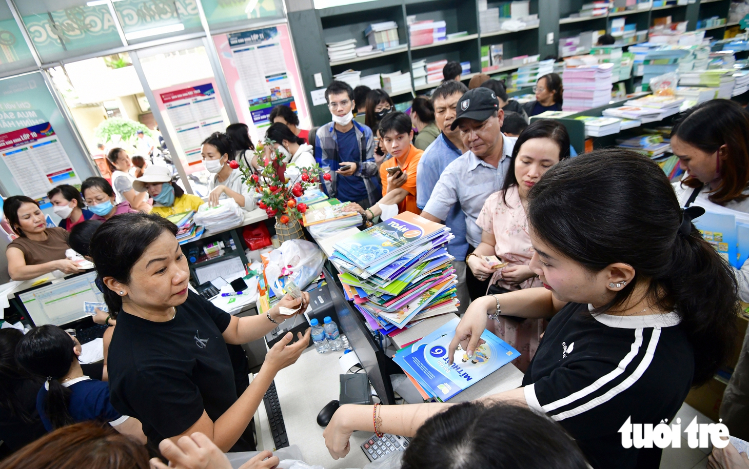 Phụ huynh đổ về Nhà Xuất bản Giáo dục tìm mua sách giáo khoa cho con - Ảnh 3.