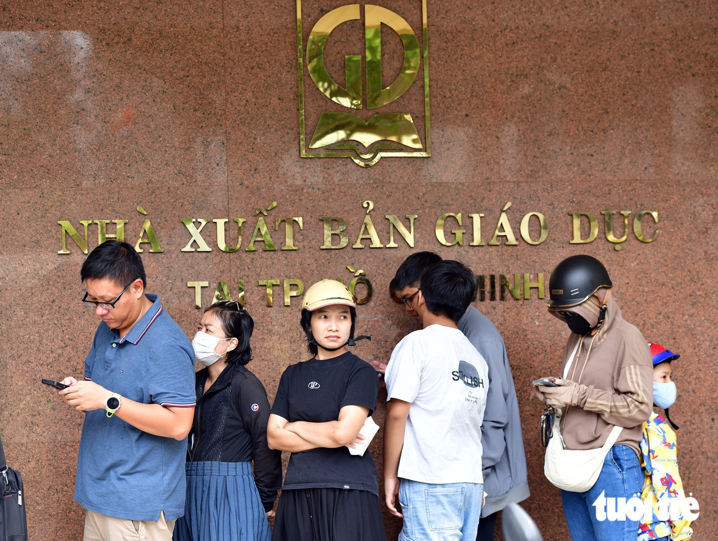 Phụ huynh đổ về Nhà Xuất bản Giáo dục tìm mua sách giáo khoa cho con - Ảnh 7.