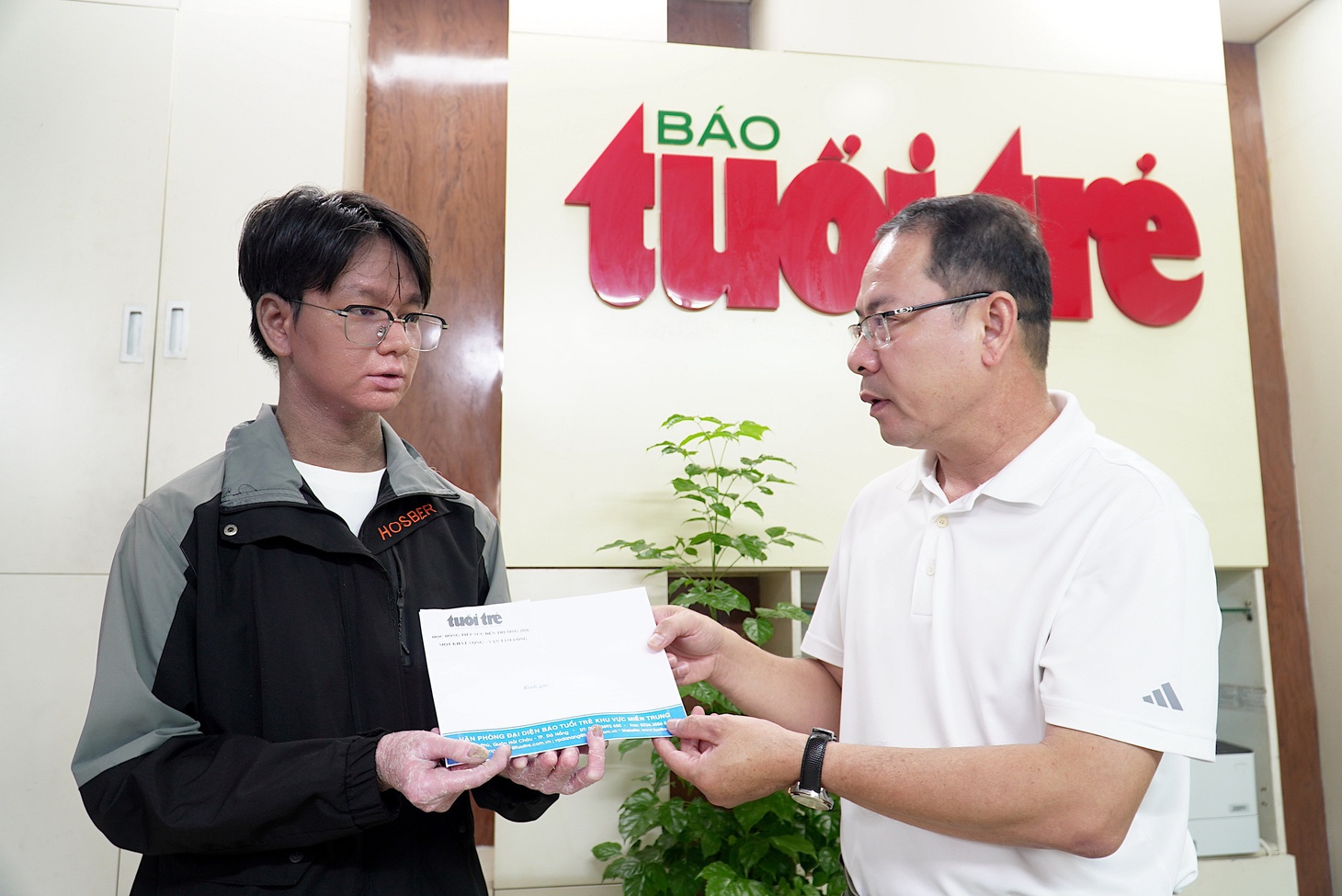 Cậu học trò mang bệnh nhận học bổng Tiếp sức đến trường 50 triệu đồng - Ảnh 1.