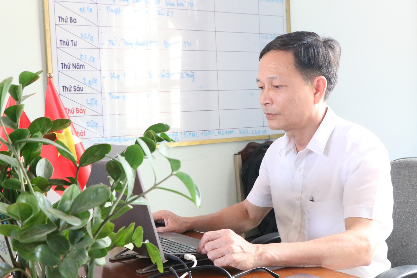 Thầy hiệu trưởng đưa chuyển đổi số lên rẻo cao - Ảnh 1.