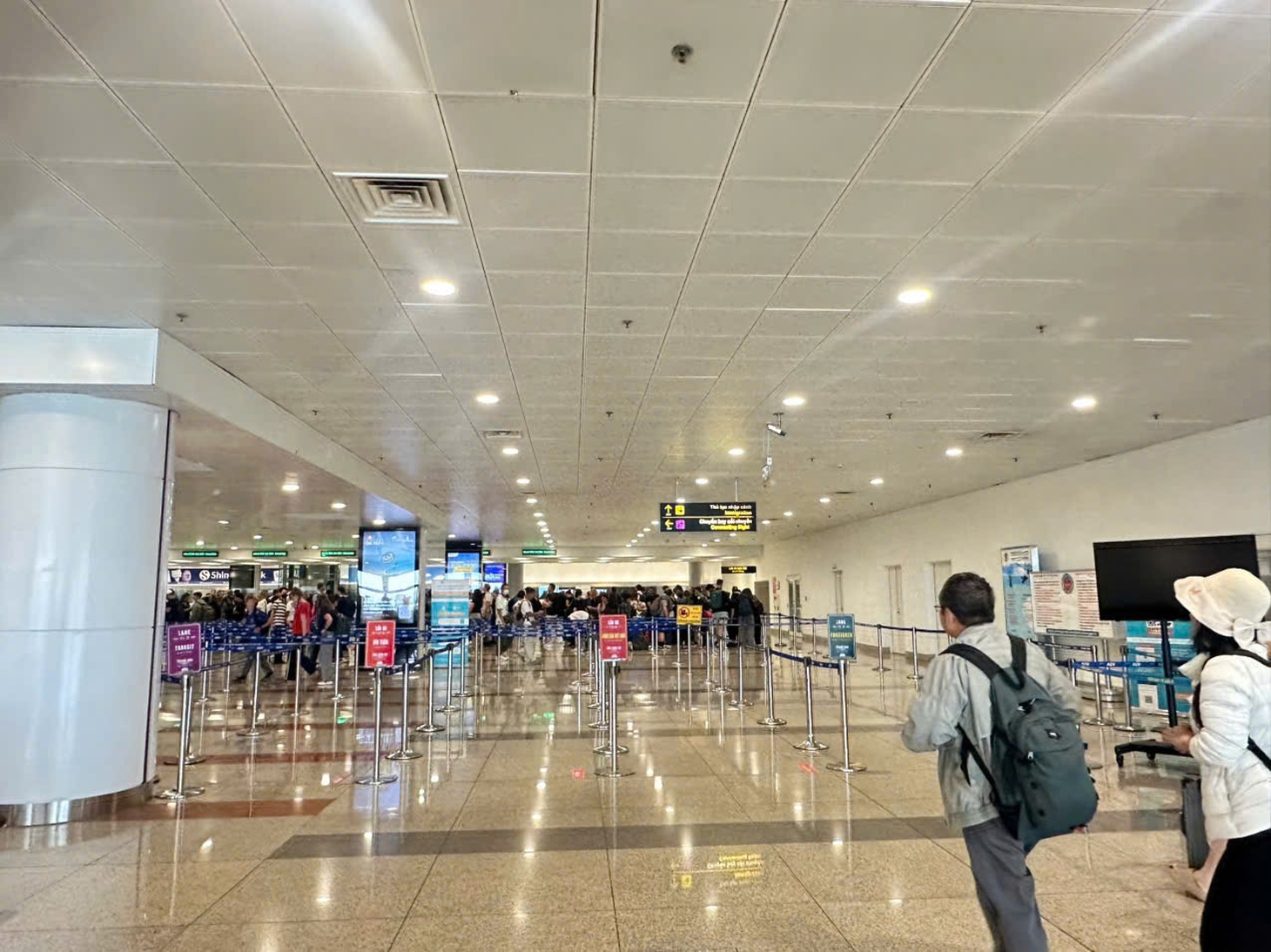 Sân bay Nội Bài mở luồng nhập cảnh riêng cho khách Việt, sắp xếp lại điểm đón xe - Ảnh 1.