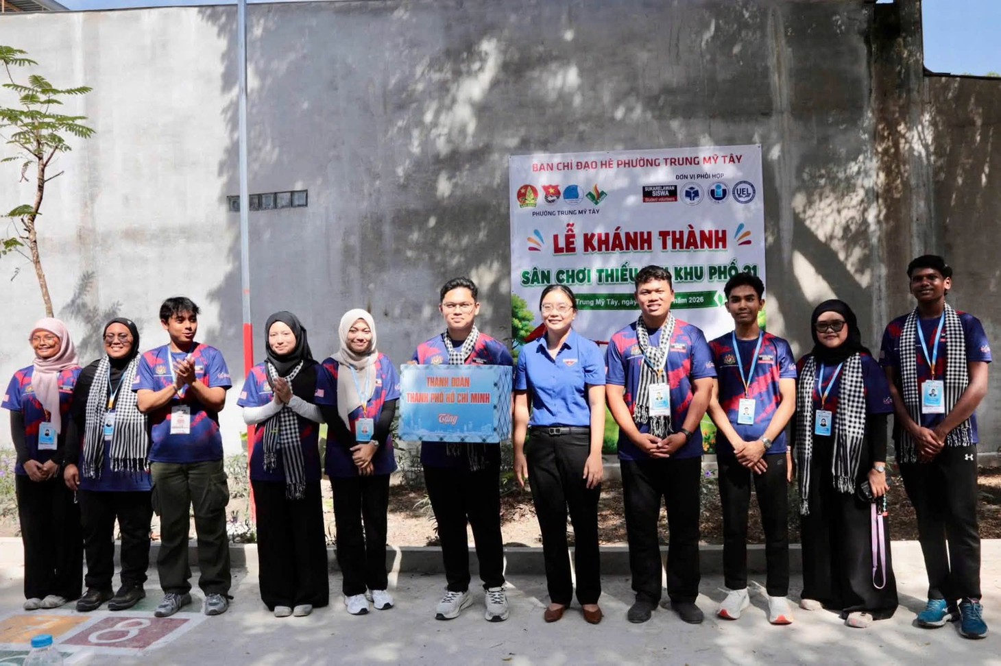 Những 'món quà' ở lại với người dân từ chiến sĩ tình nguyện quốc tế Mùa hè xanh - Ảnh 1.