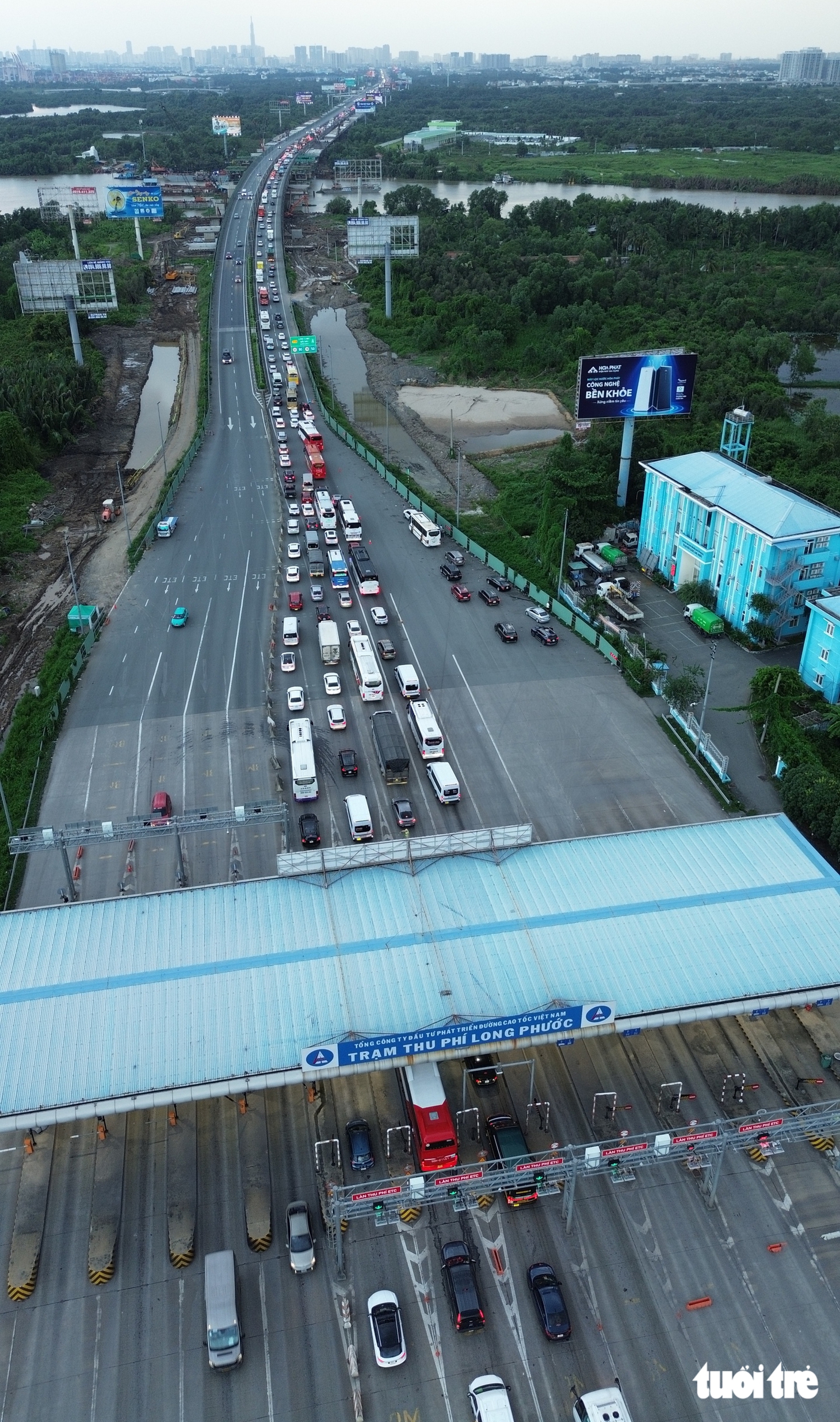 Dòng xe 'bò' từ quốc lộ 51 về nút giao An Phú trên cao tốc TP.HCM - Long Thành, tài xế ngao ngán - Ảnh 1.