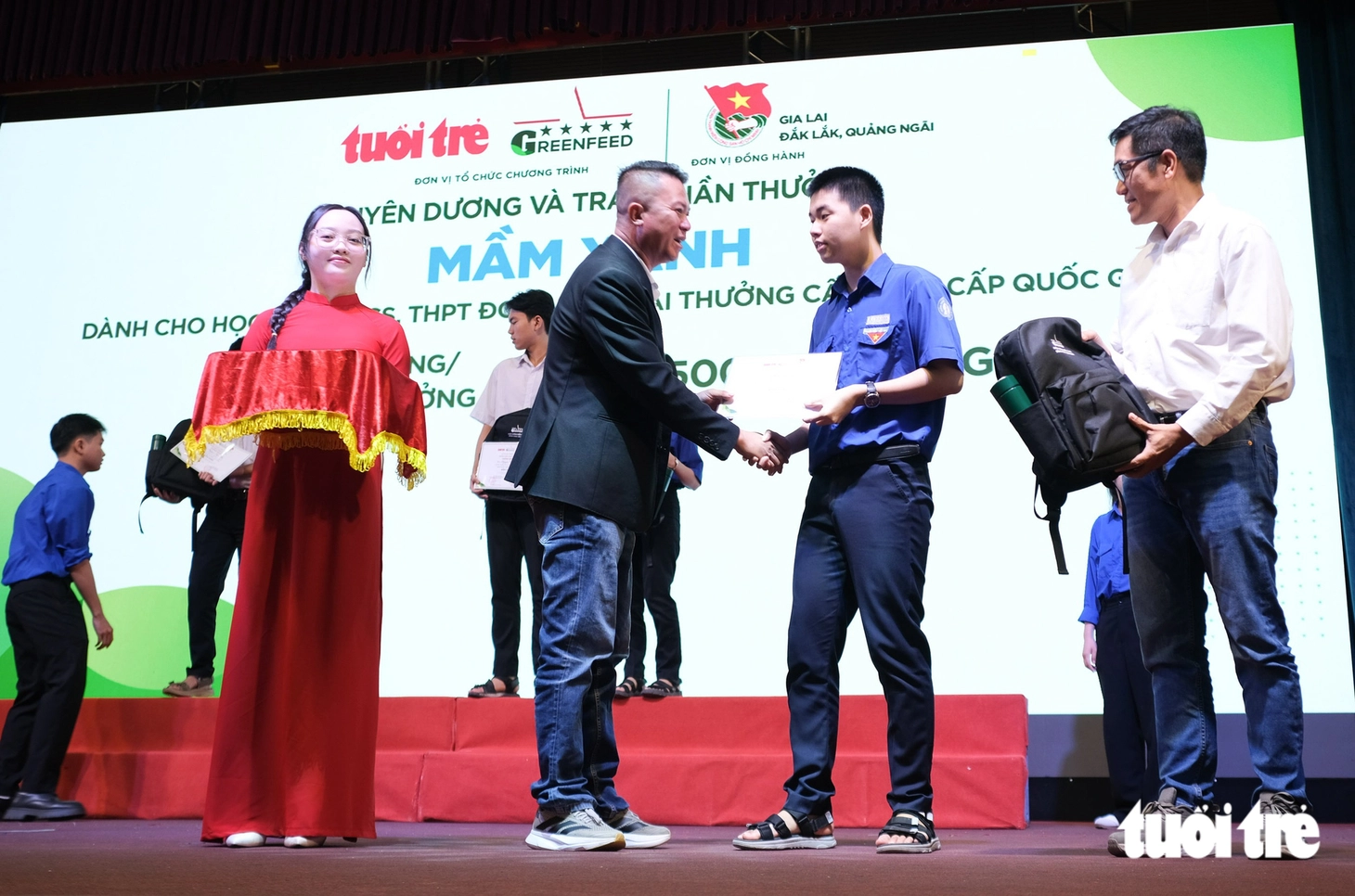 Thưởng 129 HS giỏi tỉnh và quốc gia vươn lên từ bao mái nhà tan tành trong bão lũ 2025 - Ảnh 3.