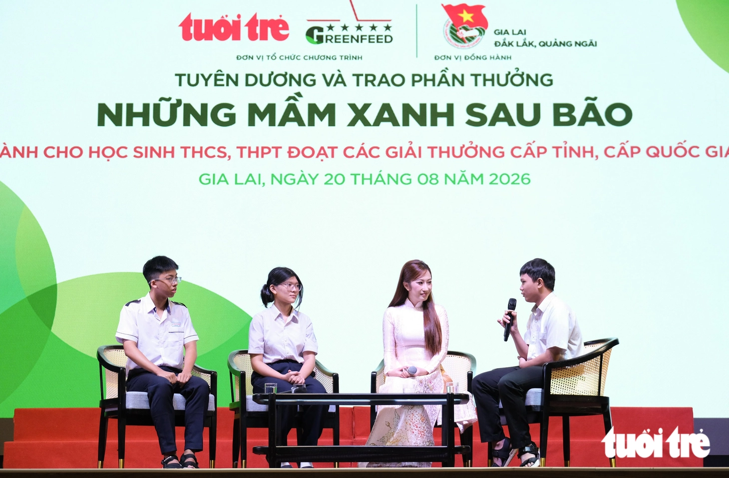 Thưởng 129 HS giỏi tỉnh và quốc gia vươn lên từ bao mái nhà tan tành trong bão lũ 2025 - Ảnh 4.