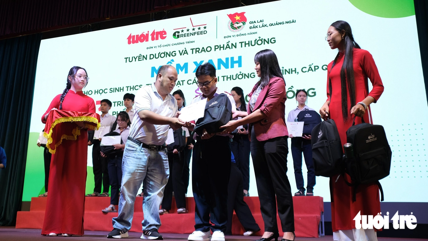 Thưởng 129 HS giỏi tỉnh và quốc gia vươn lên từ bao mái nhà tan tành trong bão lũ 2025 - Ảnh 11.