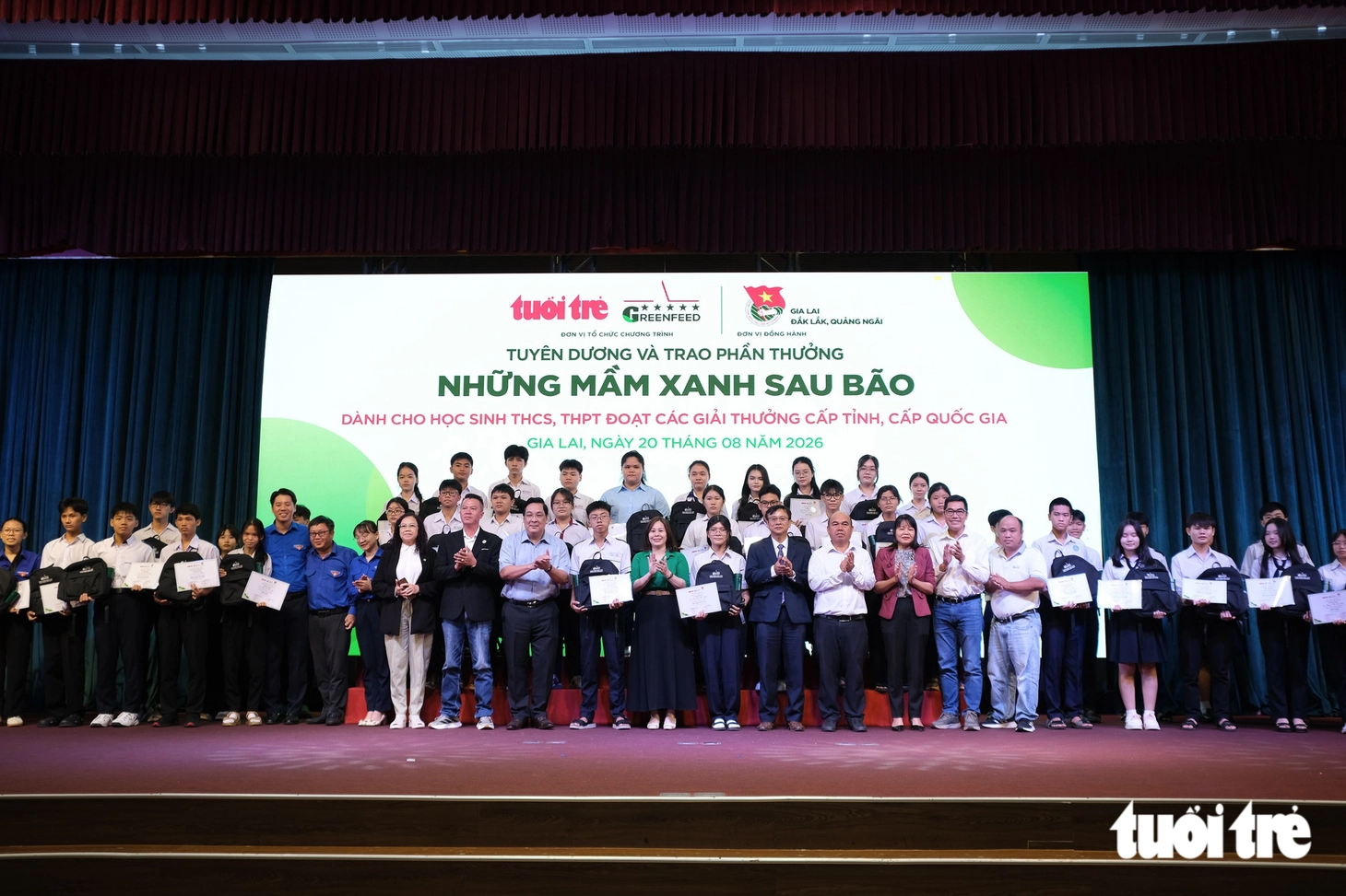 Thưởng 129 HS giỏi tỉnh và quốc gia vươn lên từ bao mái nhà tan tành trong bão lũ 2025 - Ảnh 13.
