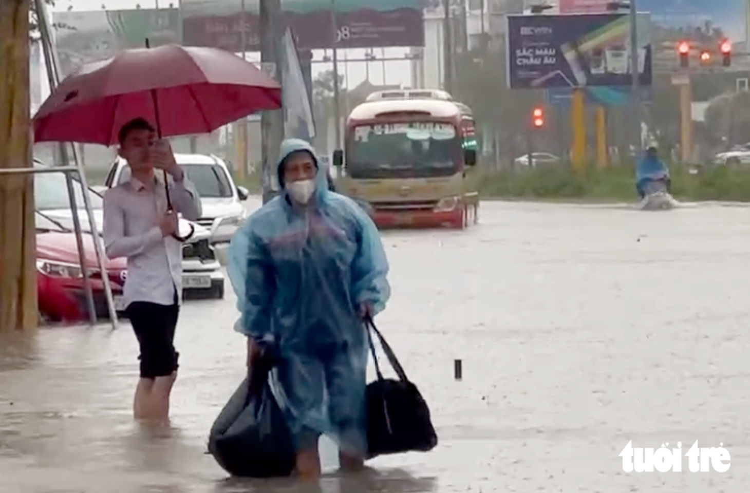 Phố thành 'sông' sau mưa lớn, dân Vinh hò nhau đẩy ô tô chết máy - Ảnh 7.