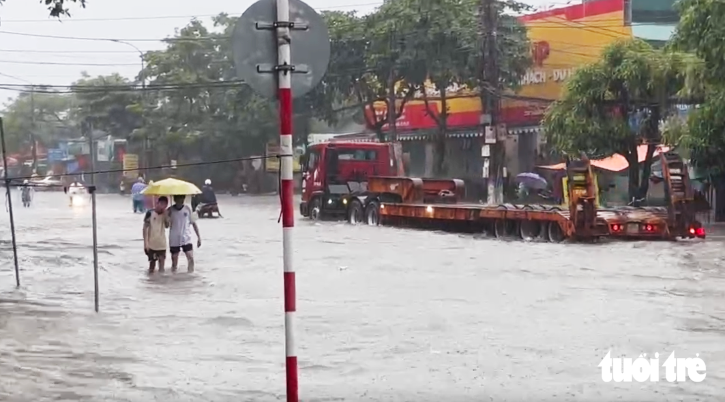 Phố thành 'sông' sau mưa lớn, dân Vinh hò nhau đẩy ô tô chết máy - Ảnh 8.