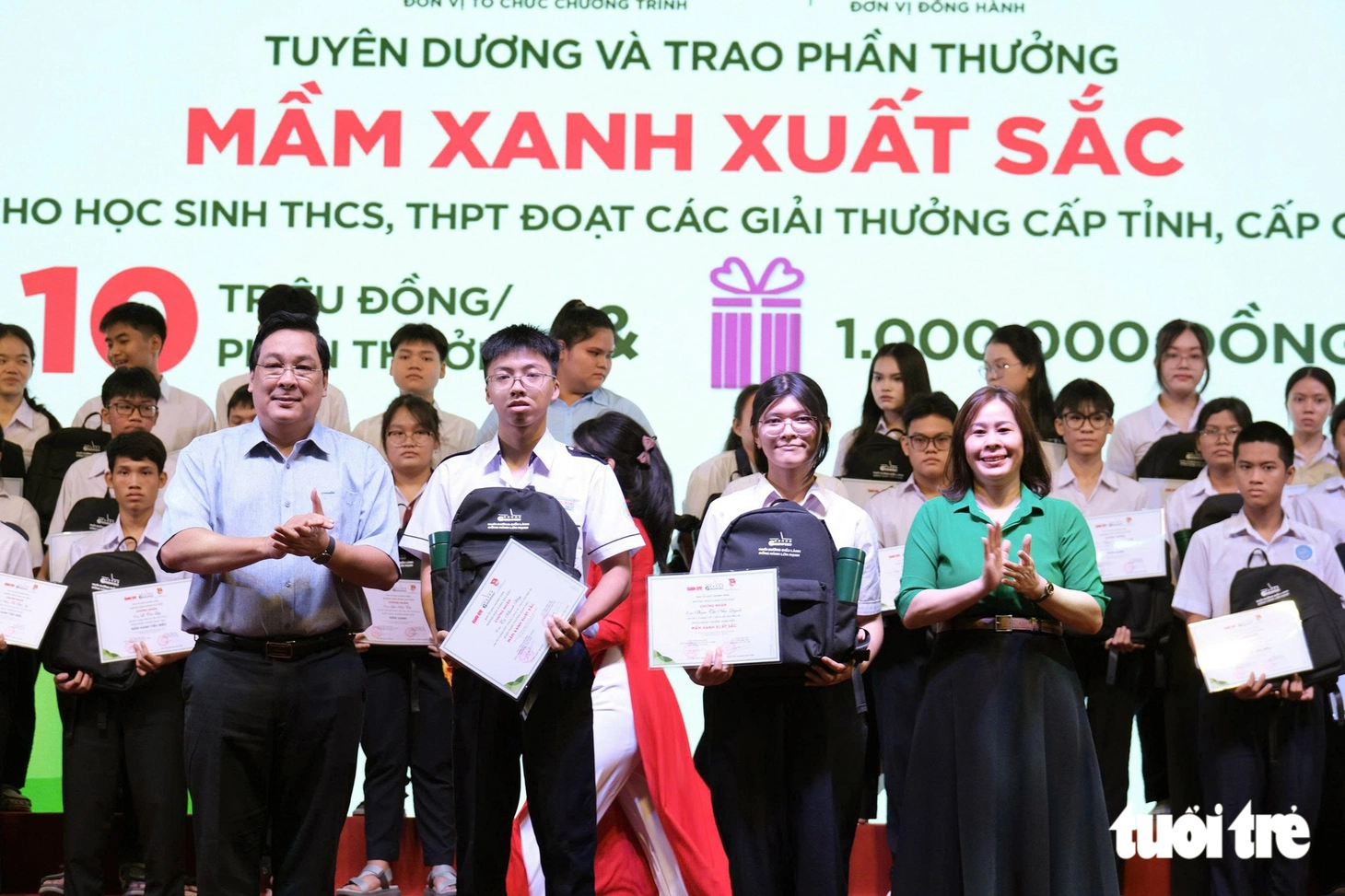 Thưởng 129 HS giỏi tỉnh và quốc gia vươn lên từ bao mái nhà tan tành trong bão lũ 2025 - Ảnh 2.