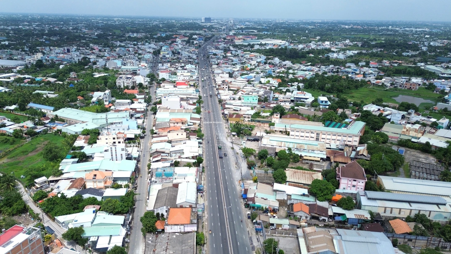 Xã Bình Chánh huy động xe cuốc hỗ trợ người dân tháo dỡ nhà, tăng tốc bàn giao mặt bằng mở rộng quốc lộ 1 - Ảnh 1.