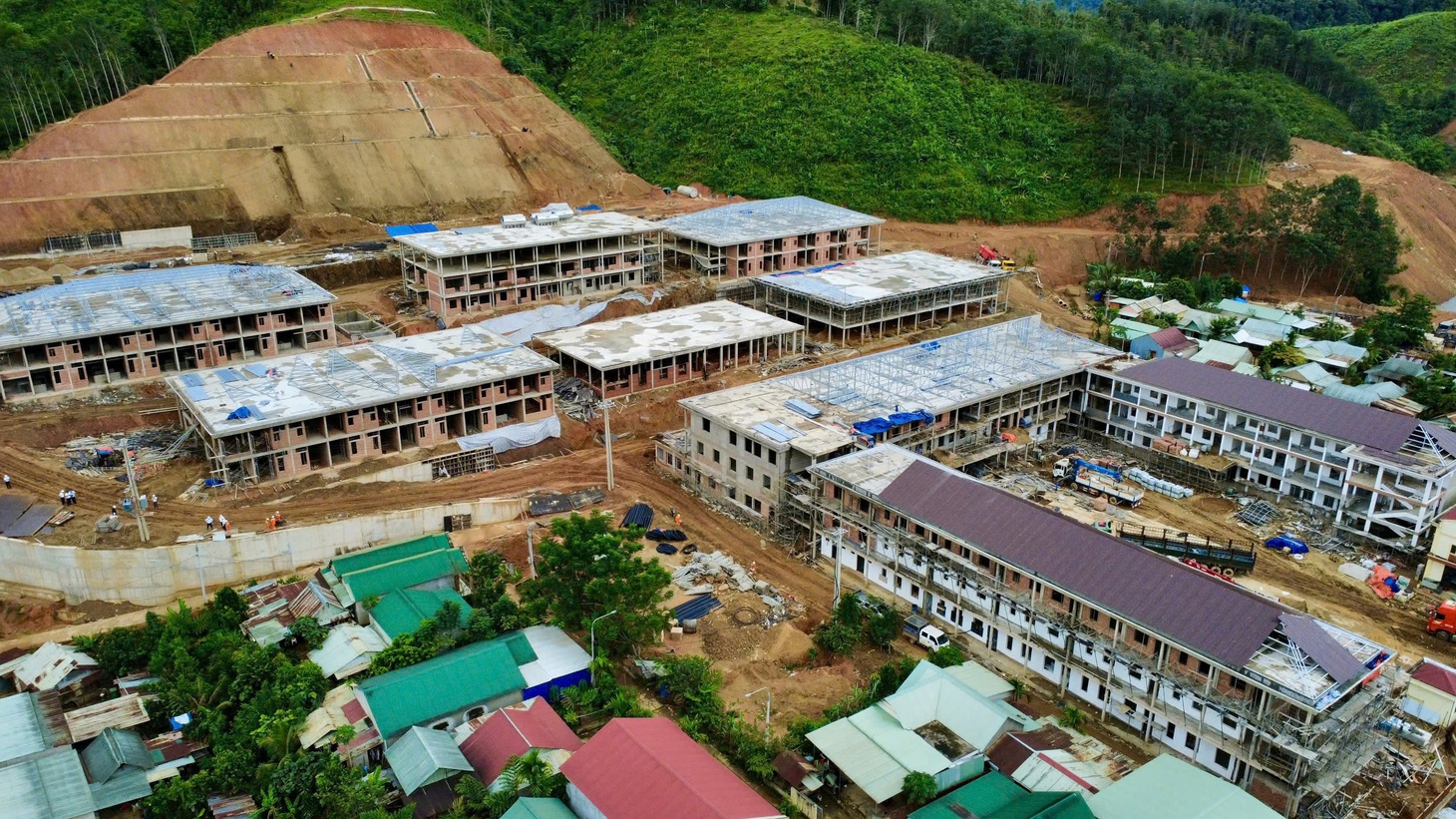 Điện lực Đà Nẵng hoàn thành cấp điện 6/6 trường nội trú liên cấp vùng biên - Ảnh 2.