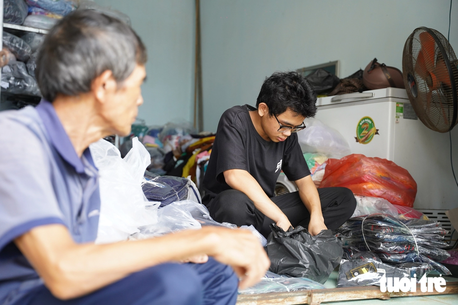 Tiếp sức đến trường: Mẹ ung thư qua đời, tân sinh viên Đại học Bách khoa ngồi bán dép ở chợ Nghĩa Hòa - Ảnh 3.