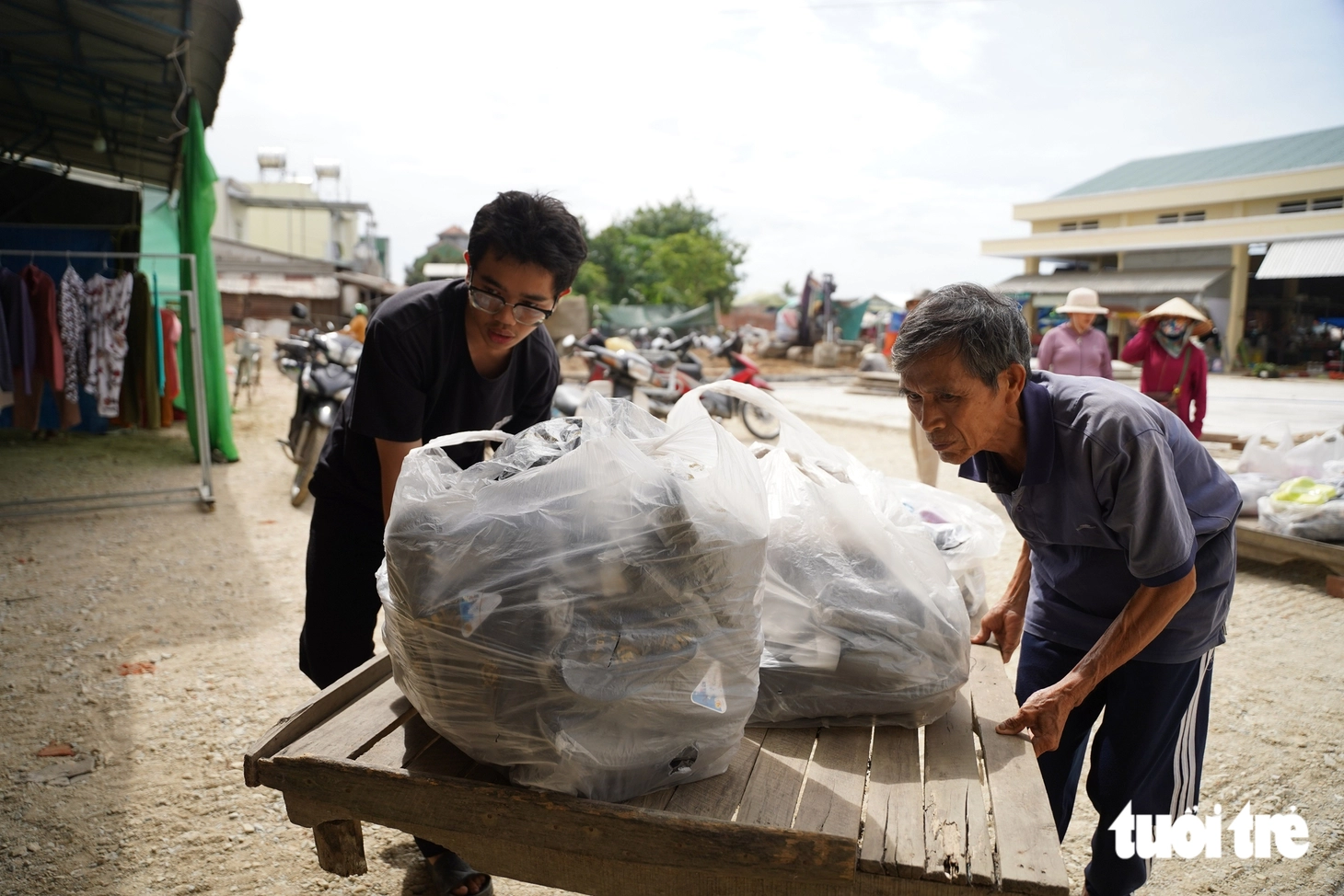 Tiếp sức đến trường: Mẹ ung thư qua đời, tân sinh viên Đại học Bách khoa ngồi bán dép ở chợ Nghĩa Hòa - Ảnh 5.