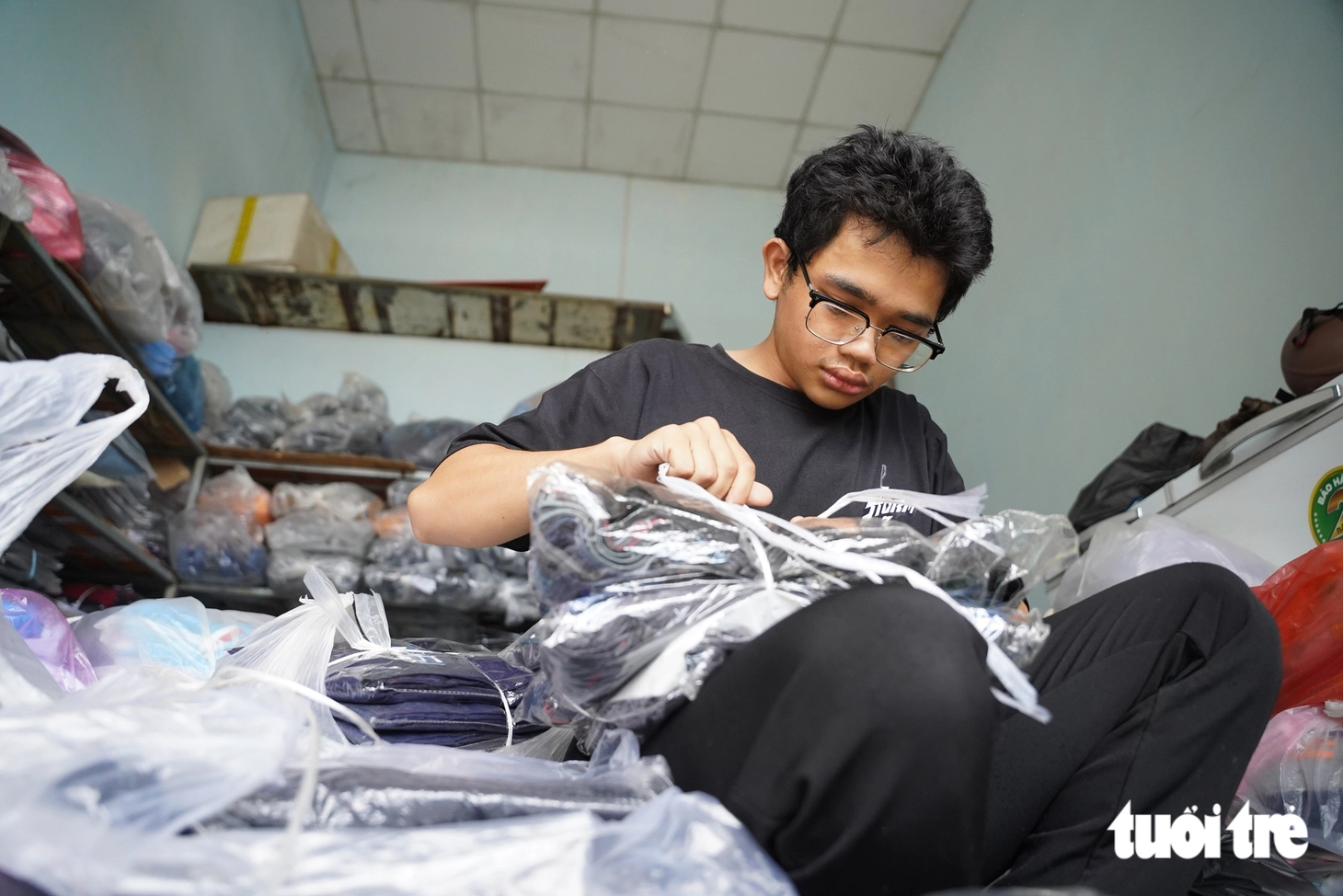 Tiếp sức đến trường: Mẹ ung thư qua đời, tân sinh viên Đại học Bách khoa ngồi bán dép ở chợ Nghĩa Hòa - Ảnh 6.