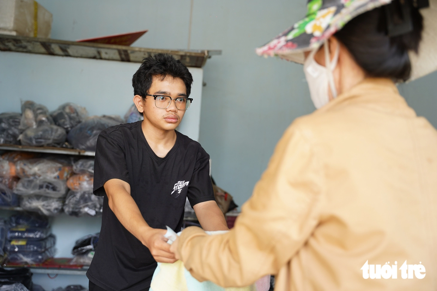 Tiếp sức đến trường: Mẹ ung thư qua đời, tân sinh viên Đại học Bách khoa ngồi bán dép ở chợ Nghĩa Hòa - Ảnh 7.