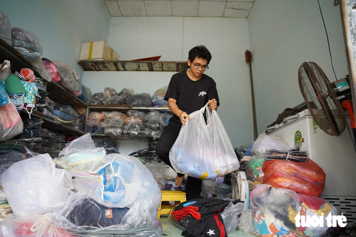 Tiếp sức đến trường: Mẹ ung thư qua đời, tân sinh viên Đại học Bách khoa ngồi bán dép ở chợ Nghĩa Hòa - Ảnh 8.