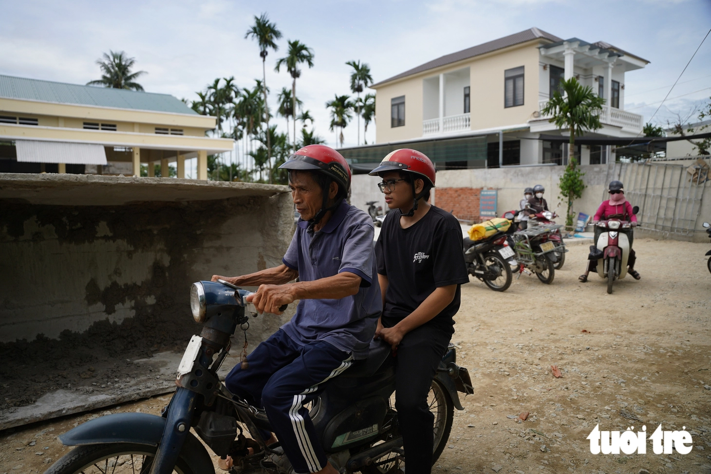 Tiếp sức đến trường: Mẹ ung thư qua đời, tân sinh viên Đại học Bách khoa ngồi bán dép ở chợ Nghĩa Hòa - Ảnh 9.
