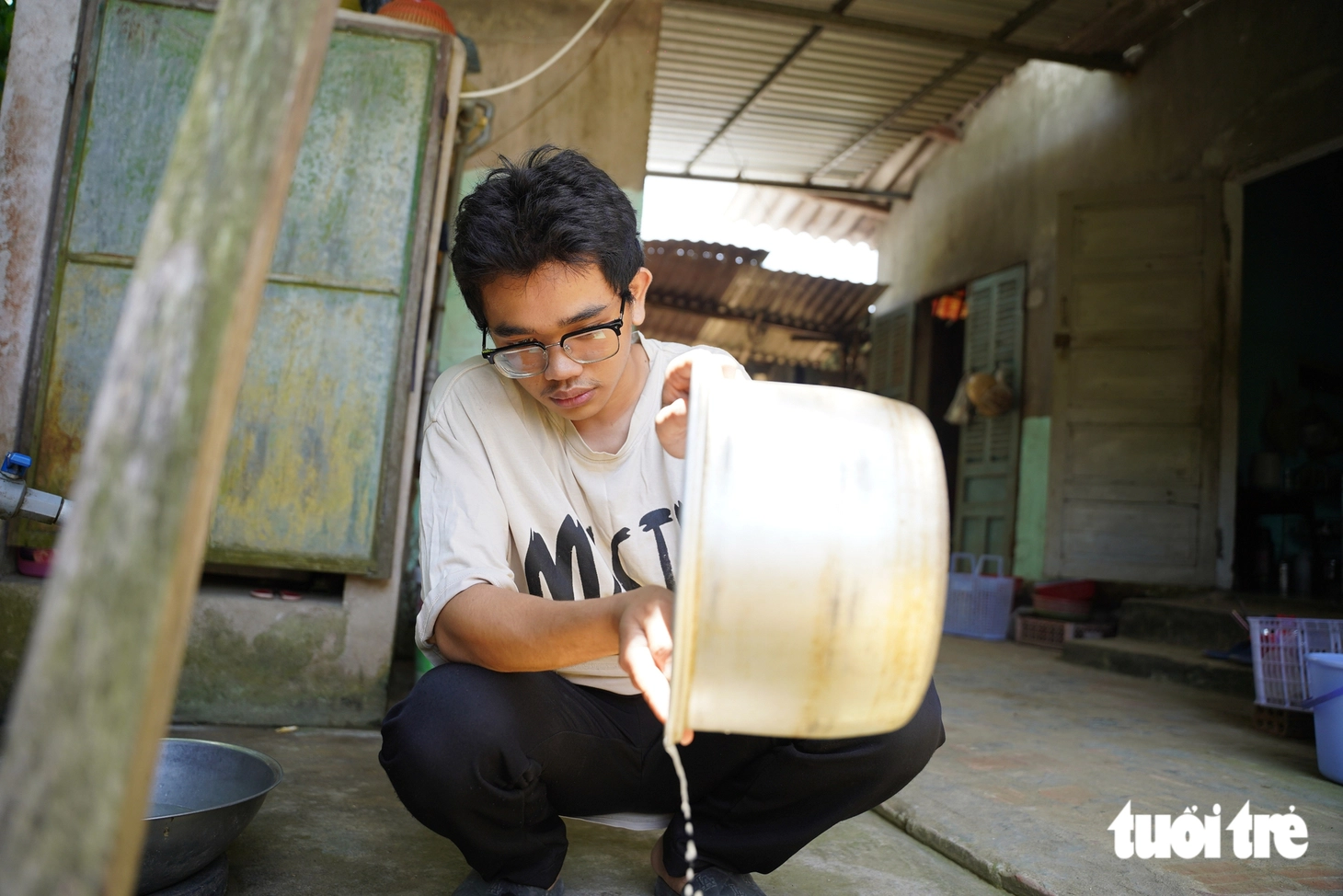 Tiếp sức đến trường: Mẹ ung thư qua đời, tân sinh viên Đại học Bách khoa ngồi bán dép ở chợ Nghĩa Hòa - Ảnh 10.
