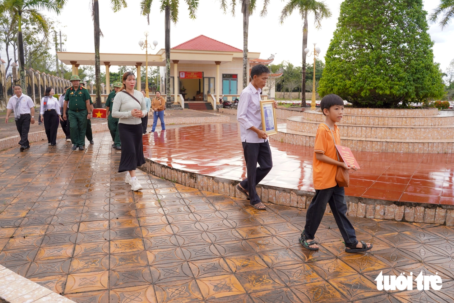 Con gái liệt sĩ Lê Duy Nhẫn: 'Dù không thể nhớ rõ gương mặt bố nhưng trong lòng con, bố luôn là người vĩ đại' - Ảnh 7.