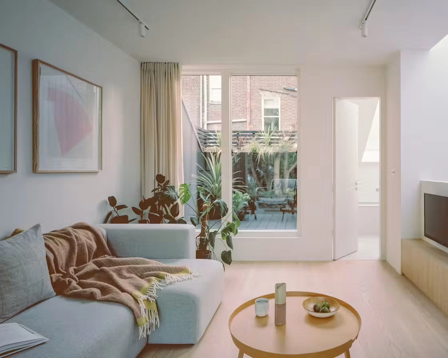 Ngôi nhà 40m2 được rao bán với giá 1 triệu bảng Anh - Ảnh 14.
