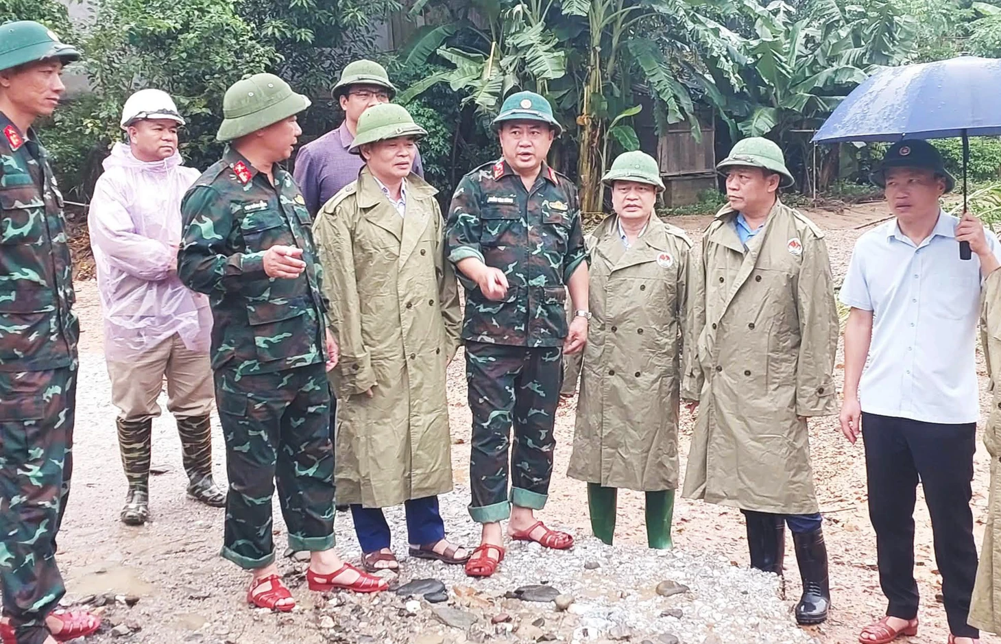 Hai năm liền lũ cuốn trôi hai cầu, hơn 1.400 người bị cô lập - Ảnh 1.