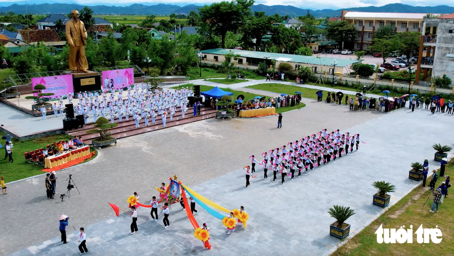 Hàng ngàn thiếu nhi tạo hình Tổ quốc giữa quê hương Bác Hồ - Ảnh 1.