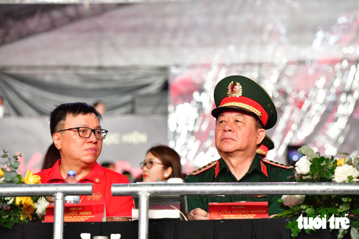  'Tổ quốc trong tim' bắt đầu dưới rợp trời cờ đỏ - Ảnh 2.