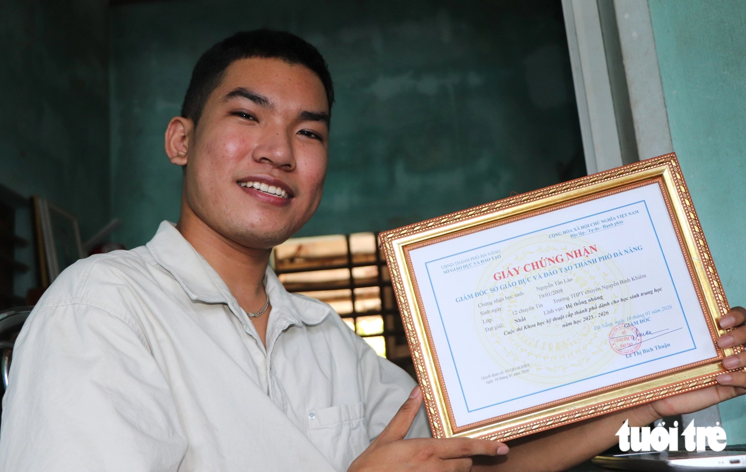 Mồ côi cha, theo mẹ bán ve chai trúng tuyển Đại học Fulbright - Ảnh 3.