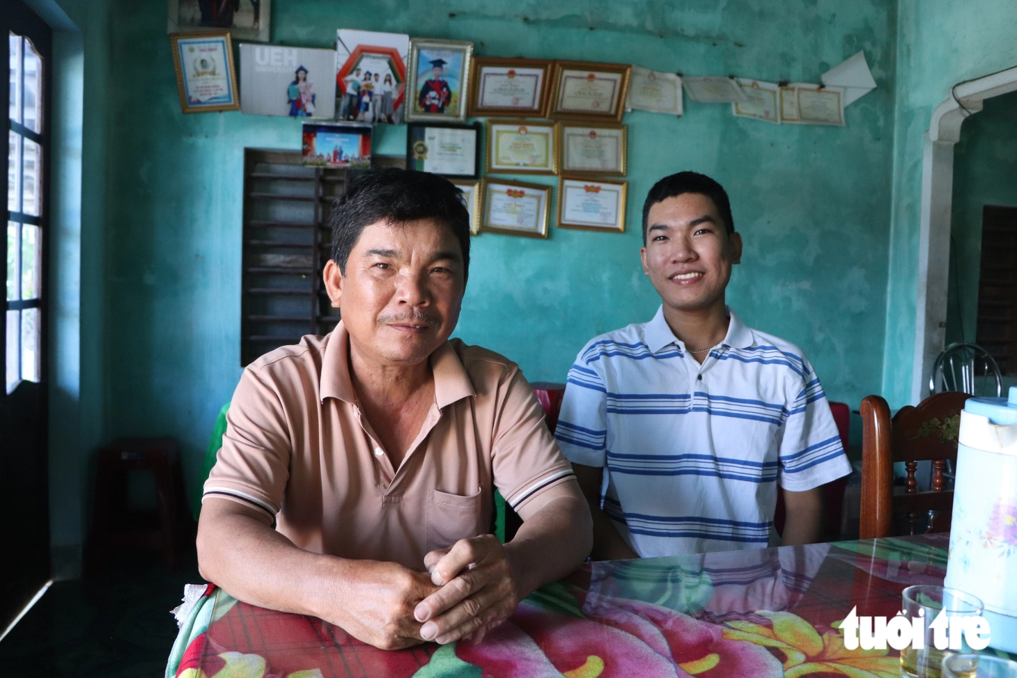 Mồ côi cha, theo mẹ bán ve chai trúng tuyển Đại học Fulbright - Ảnh 8.