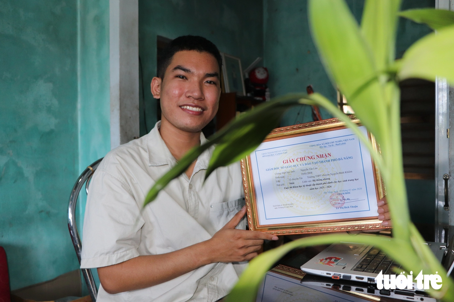 Mồ côi cha, theo mẹ bán ve chai trúng tuyển Đại học Fulbright - Ảnh 10.
