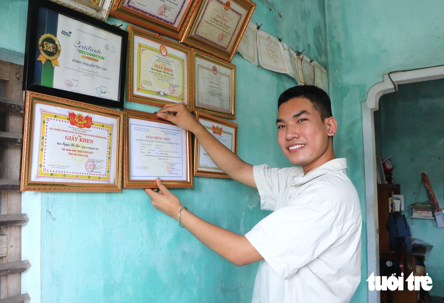 Mồ côi cha, theo mẹ bán ve chai trúng tuyển Đại học Fulbright - Ảnh 11.