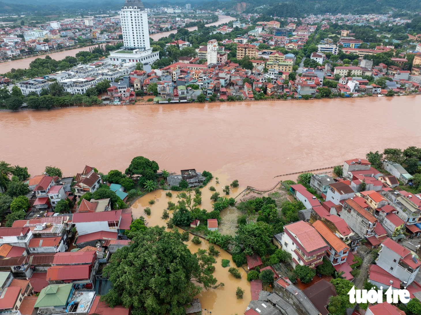 Xuyên đêm dọn chợ Giếng Vuông, đón 800 tiểu thương trở lại buôn bán sau lũ - Ảnh 1.