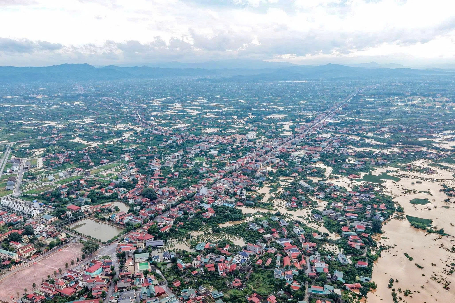 Thủ phủ vải thiều Lục Ngạn cũng ngập trong 'biển nước' sau mưa bão số 4 - Ảnh 6.
