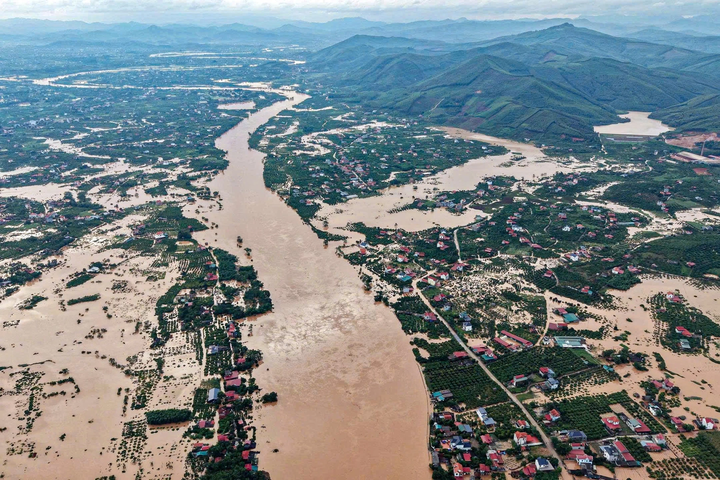 Thủ phủ vải thiều Lục Ngạn cũng ngập trong 'biển nước' sau mưa bão số 4 - Ảnh 2.