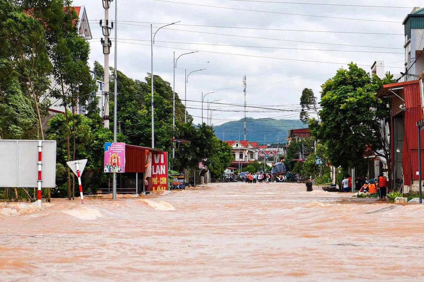 Thủ phủ vải thiều Lục Ngạn cũng ngập trong 'biển nước' sau mưa bão số 4 - Ảnh 8.