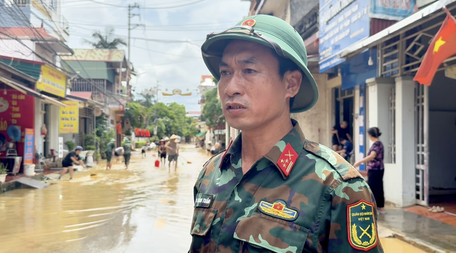 Mẹ bồng con nhỏ mắc kẹt giữa biển nước ở Lạng Sơn - Ảnh 6.