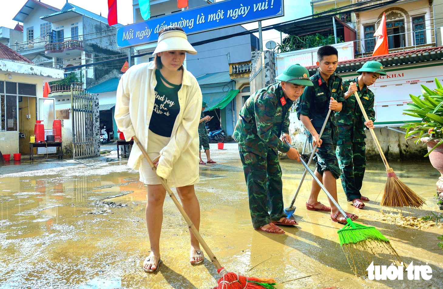 Trường ngập do mưa lũ, thầy cô và phụ huynh tất bật dọn dẹp bùn đất đón học sinh khai giảng - Ảnh 1.