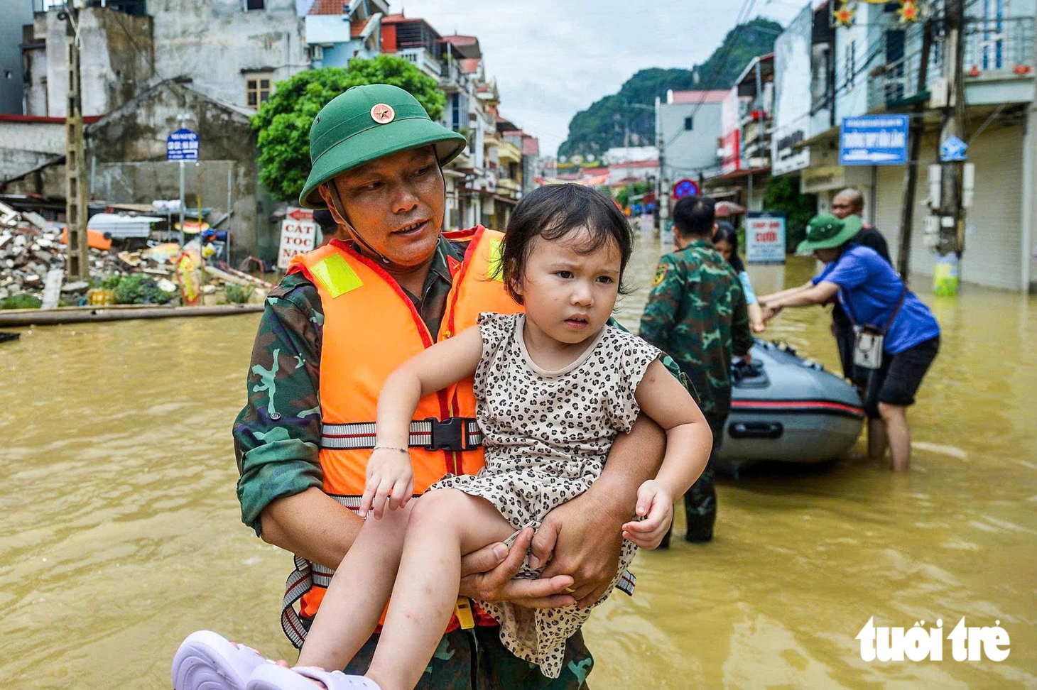 Bồng em nhỏ vượt biển nước đục ngầu bùn đất ở Lạng Sơn - Ảnh 3.