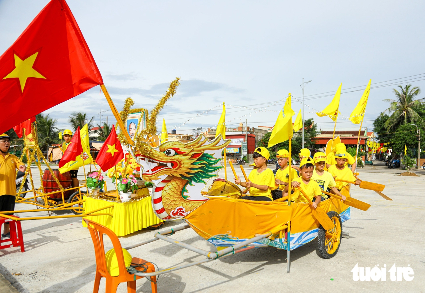 Cả làng mang áo 4 màu suốt tháng chờ hội 'bơi chải', ai làm ăn xa cũng thu xếp về làng vui hội - Ảnh 2.