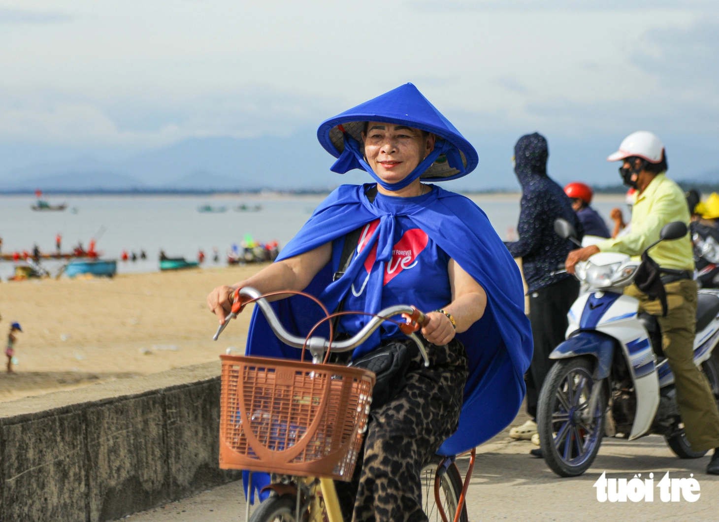 Cả làng mang áo 4 màu suốt tháng chờ hội 'bơi chải', ai làm ăn xa cũng thu xếp về làng vui hội - Ảnh 6.