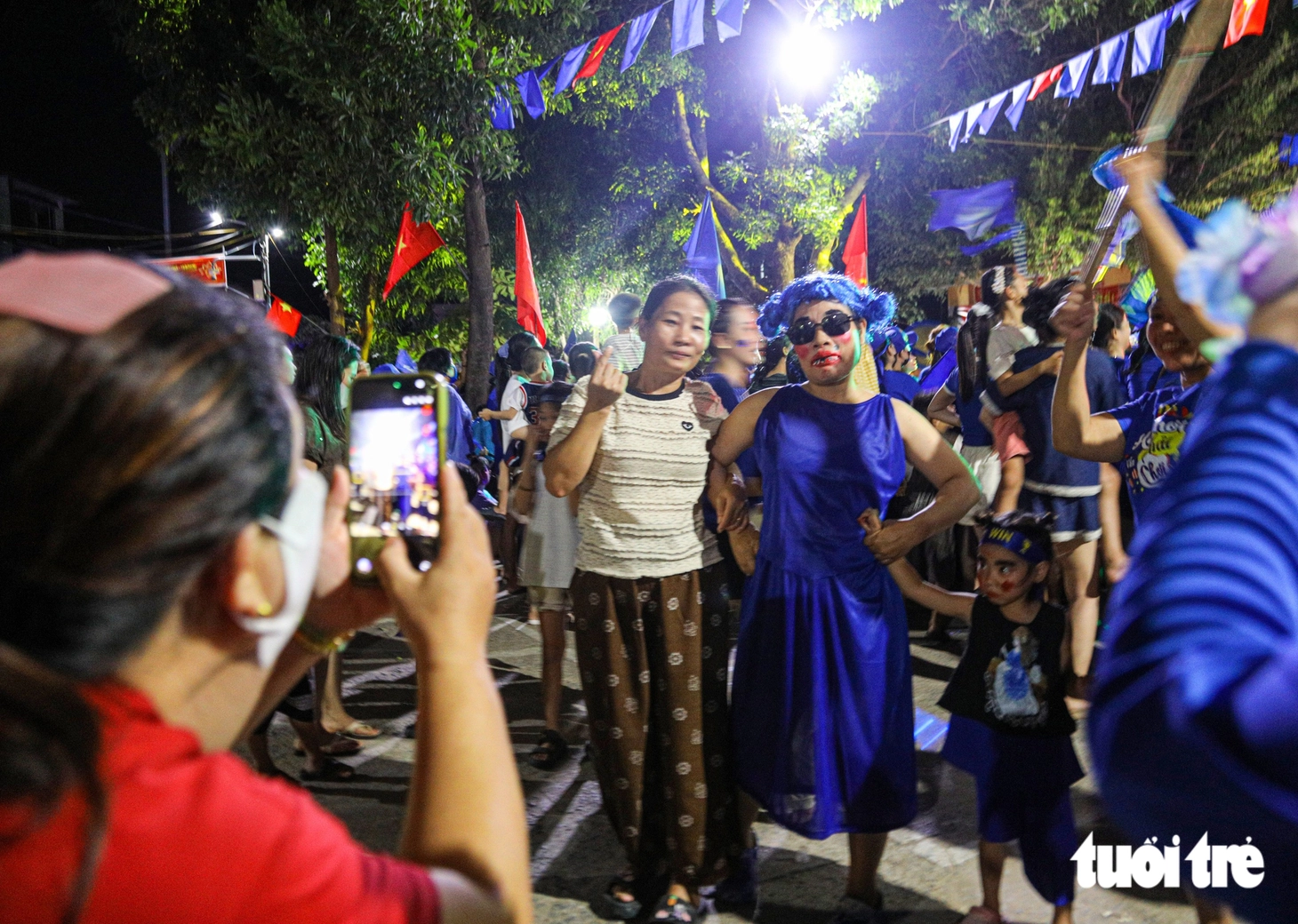 Cả làng mang áo 4 màu suốt tháng chờ hội 'bơi chải', ai làm ăn xa cũng thu xếp về làng vui hội - Ảnh 8.