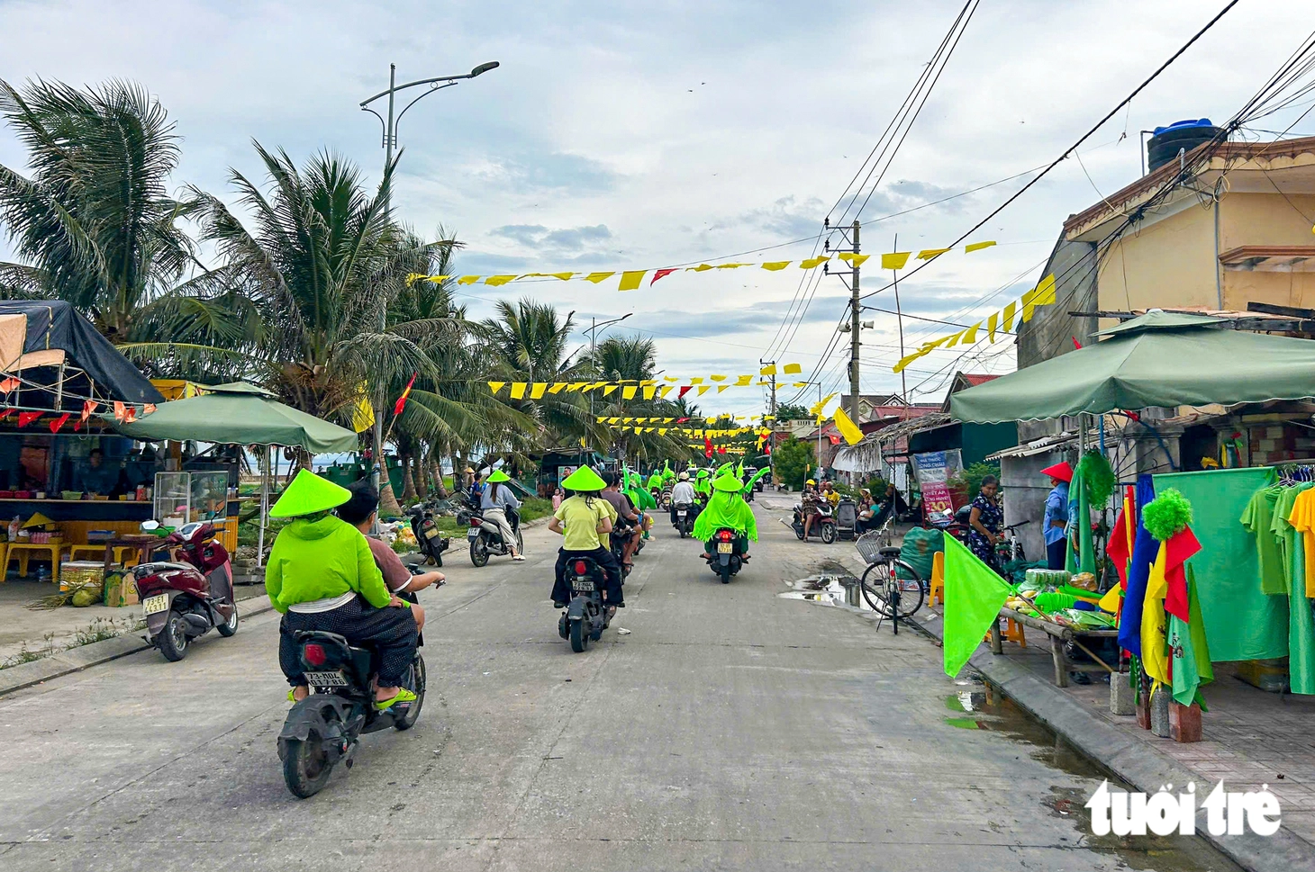 Cả làng mang áo 4 màu suốt tháng chờ hội 'bơi chải', ai làm ăn xa cũng thu xếp về làng vui hội - Ảnh 9.
