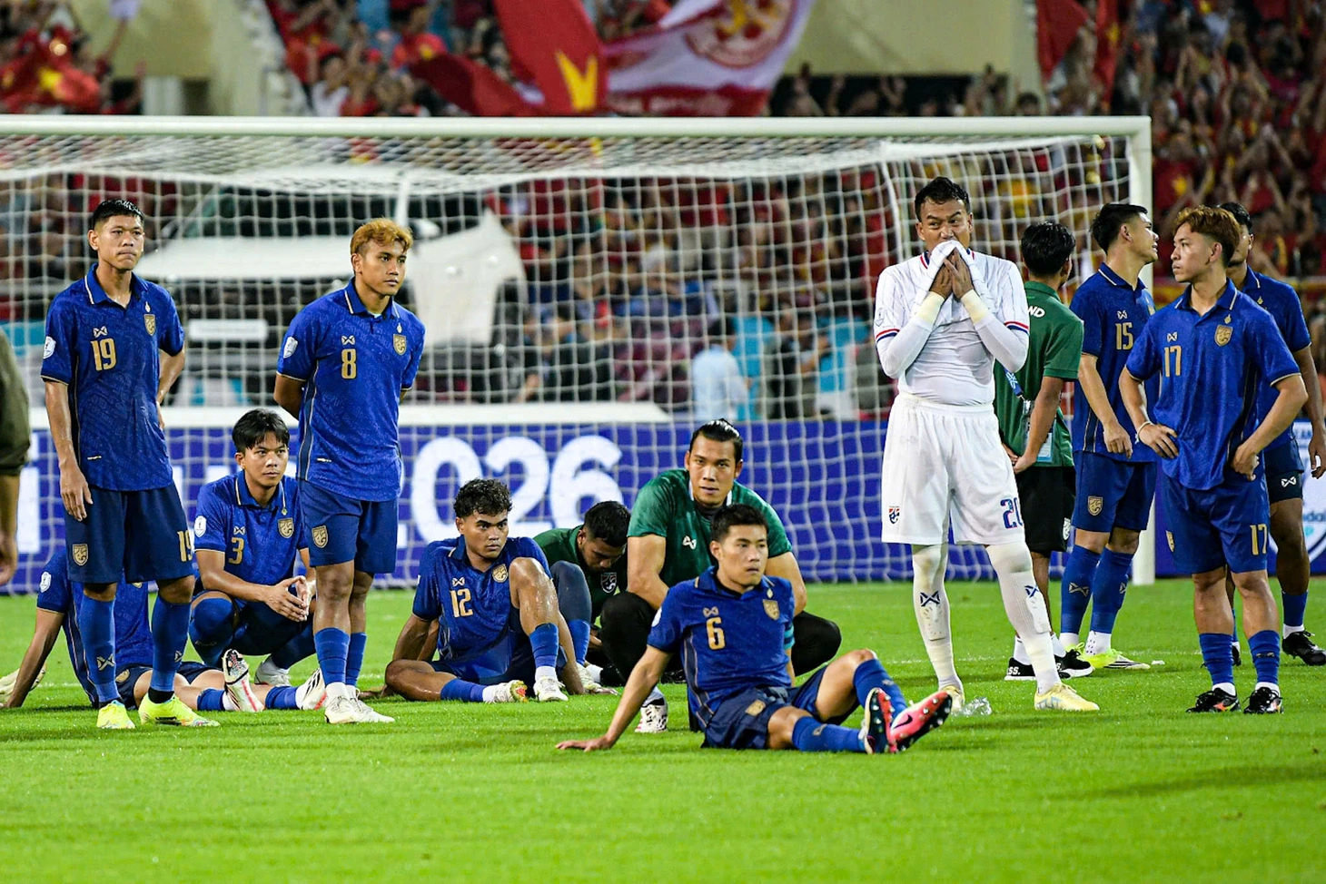 Khoảnh khắc nâng cúp vô địch ASEAN Cup 2026 của tuyển Việt Nam - Ảnh 7.