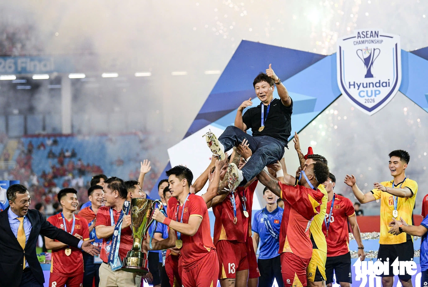 Khoảnh khắc nâng cúp vô địch ASEAN Cup 2026 của tuyển Việt Nam - Ảnh 2.