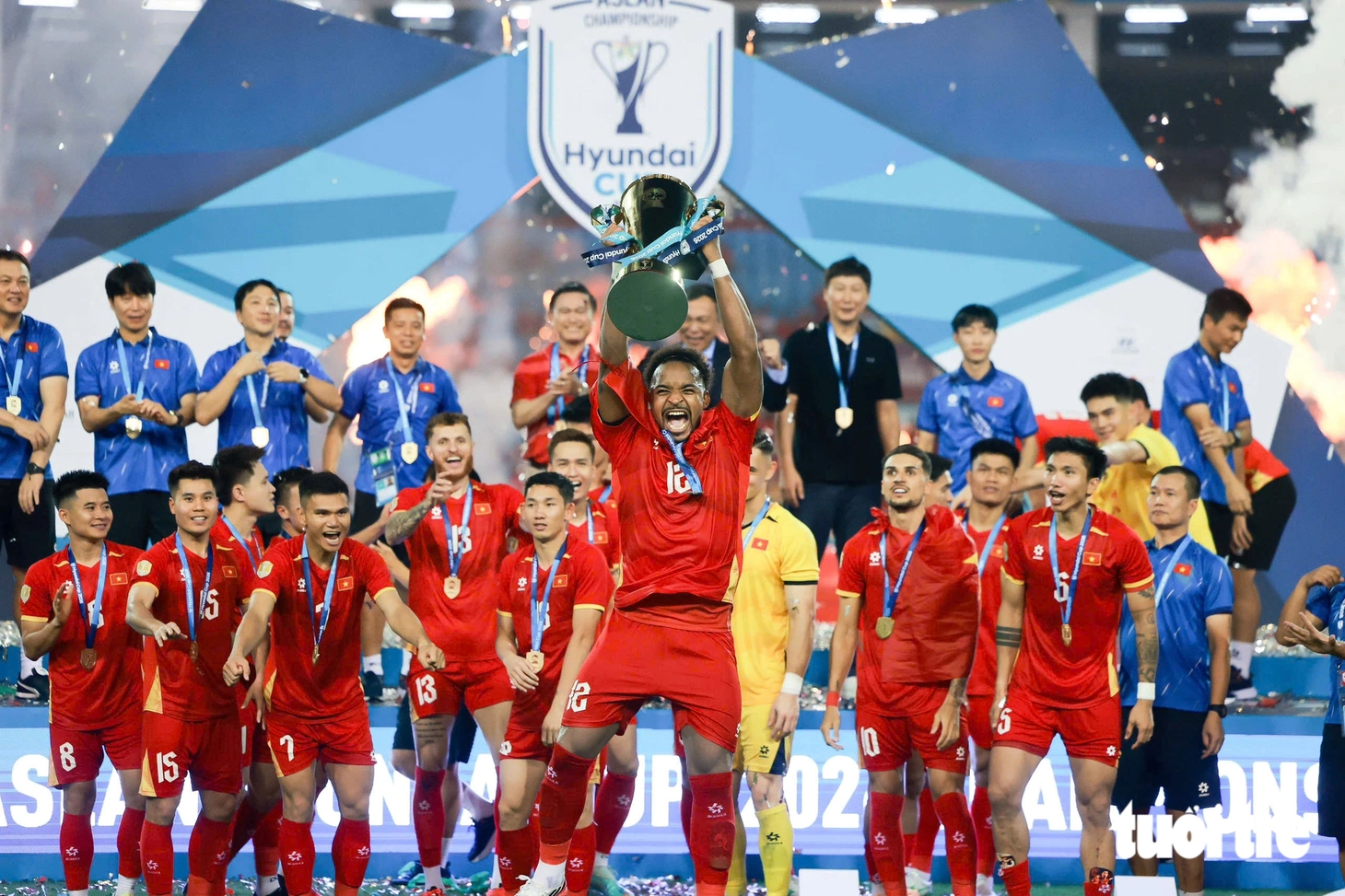 Khoảnh khắc nâng cúp vô địch ASEAN Cup 2026 của tuyển Việt Nam - Ảnh 4.