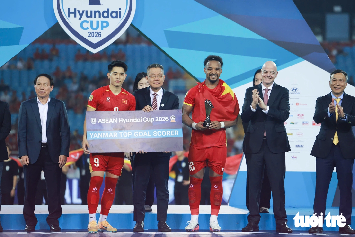 Khoảnh khắc nâng cúp vô địch ASEAN Cup 2026 của tuyển Việt Nam - Ảnh 5.