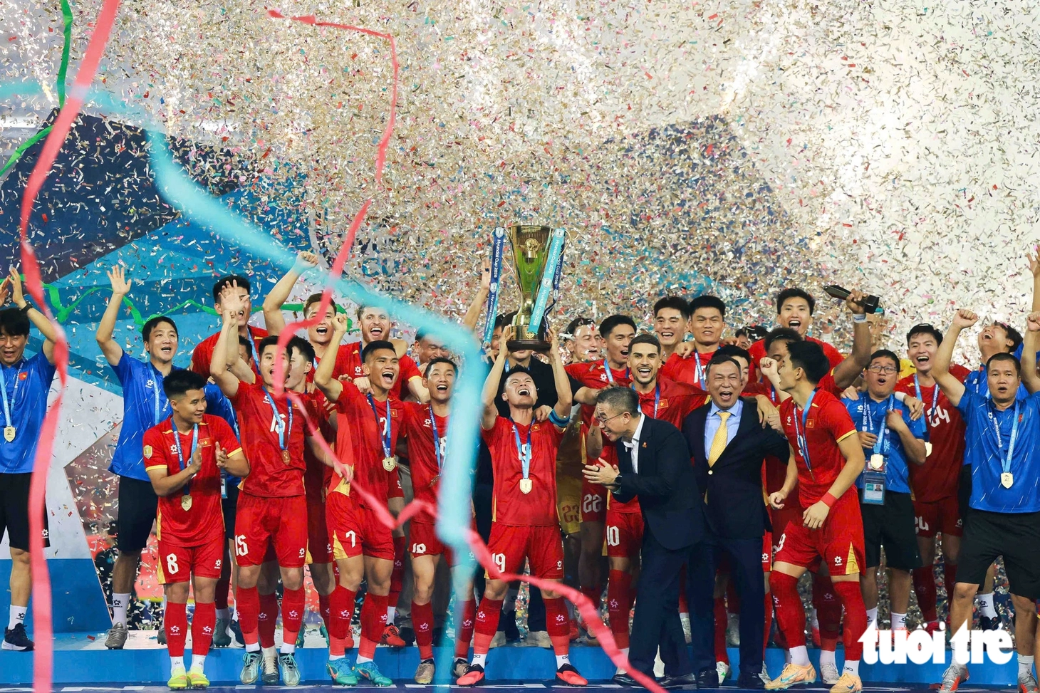 Khoảnh khắc nâng cúp vô địch ASEAN Cup 2026 của tuyển Việt Nam - Ảnh 6.
