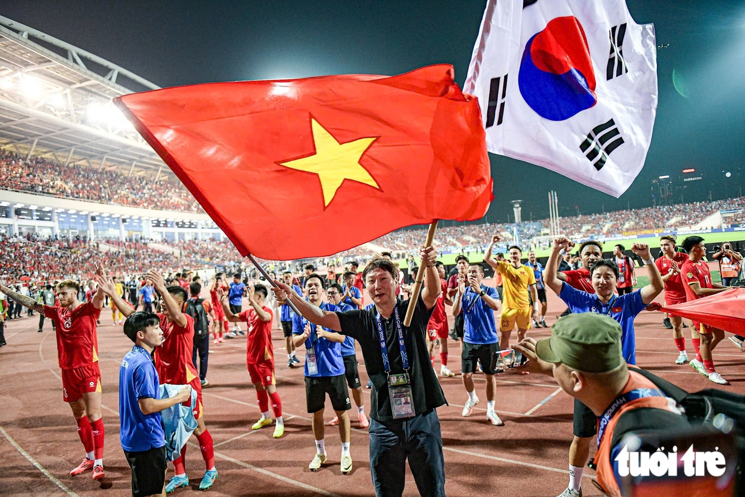 Khoảnh khắc nâng cúp vô địch ASEAN Cup 2026 của tuyển Việt Nam - Ảnh 9.